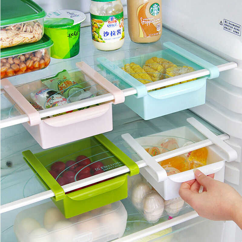 Do-it-yourself-Regal auf Rollen für die Küche. versenkbare Mini-Speisekammer zum Selbermachen hinter dem Kühlschrank