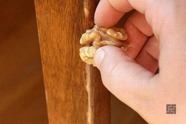 Hvordan valnødder kan reparere ridser i møbler