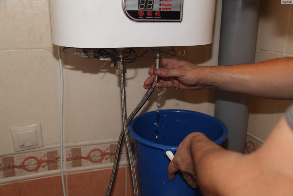 Wie man das Wasser aus dem Warmwasserbereiter ablässt, wie man die Flüssigkeit richtig aus dem Boiler ablässt und warum Feuchtigkeit aus dem Speicherheizgerät entfernt wird