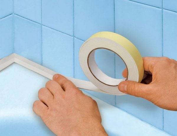 So kleben Sie eine Bordüre auf eine Badewanne: Analyse der Verlegeregeln + Montageanleitung