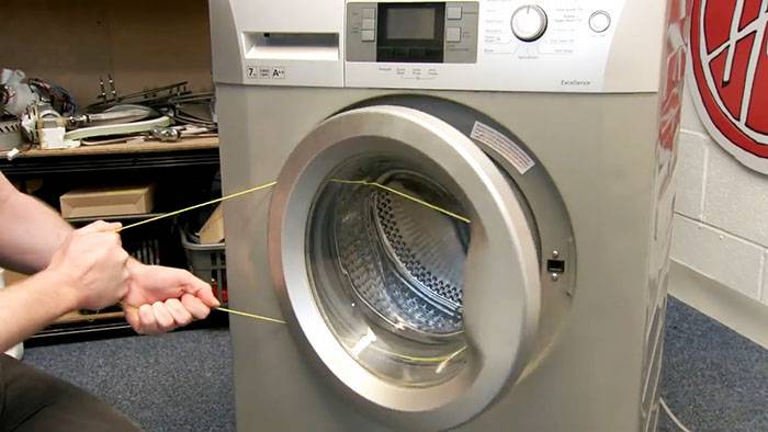 Wie öffne ich eine Indesit-Waschmaschine? Wie entriegelt man die Tür nach und während des Waschens? Wie deaktiviere ich das Schloss im Notfall?