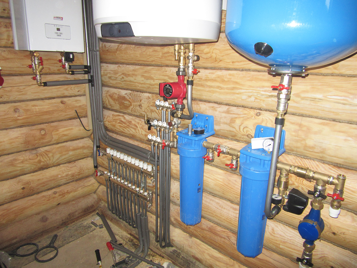 Schema der Wasserversorgung eines Privathauses aus einem Brunnen: Installation einer Struktur mit Hydrospeicher, Wasserversorgung zum Selbermachen