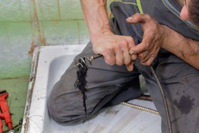Haariges Problem: So reinigen Sie den Badewannenablauf schnell von Haaren