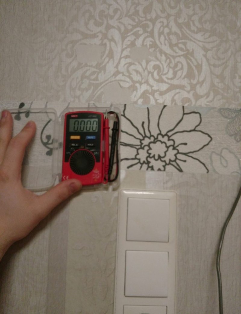 Eine einfache Möglichkeit, beim Bohren in eine Wand zu vermeiden, dass Drähte beschädigt werden