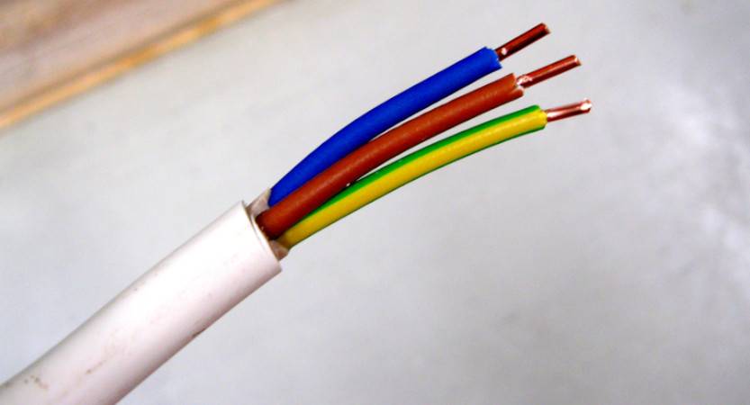 Welche Farben haben die Drähte im Kabel: Phase, Null, Erde
