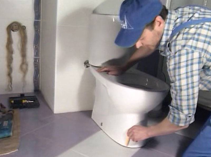 Toilettenreparatur in Eigenregie: Was tun, wenn die Toilette undicht ist?
