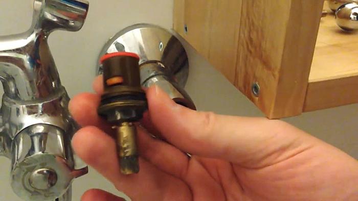 Reparatur zum Selbermachen: Was tun, wenn ein Wasserhahn unter dem Schalter von der Dusche zum Wasserhahn im Badezimmer fließt?