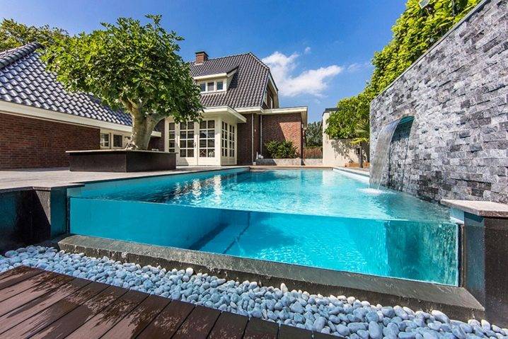 Wir bauen mit unseren eigenen Händen aus improvisierten Materialien einen Pool auf dem Land
