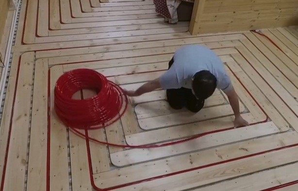 Warmwasserböden auf einem Holzboden: Merkmale der Verlegung des Systems auf einem Holzuntergrund
