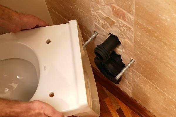 Ersetzen der Toilette: die Feinheiten des Prozesses