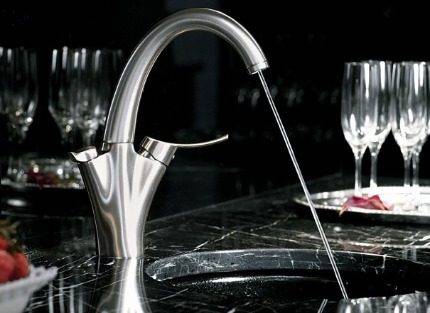 Küchenarmatur: Woraus bestehen typische Wasserhähne und wie funktionieren sie?