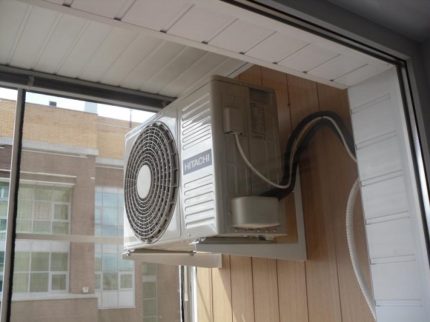 Udstødningsventilation på balkonen og loggiaen: ventilationsmuligheder