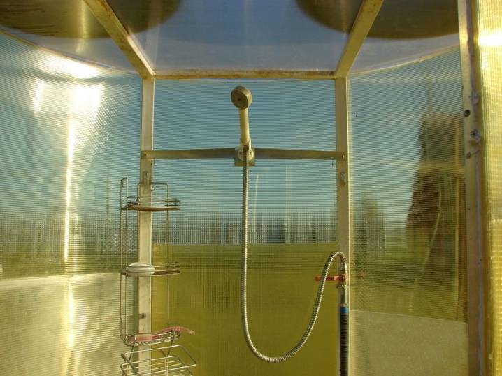 Sommerdusche aus Polycarbonat: Schritt-für-Schritt-Anleitung zur Gestaltung