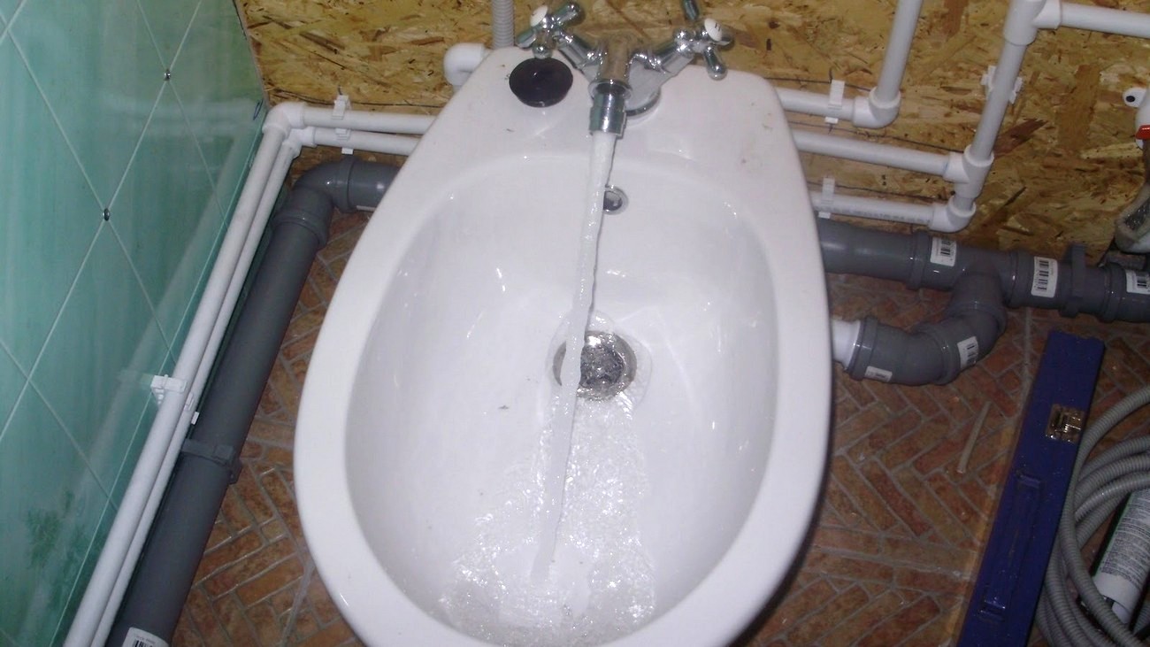 Do-it-yourself-Bidet-Installation: Regeln für die Installation und den Anschluss an die Kommunikation
