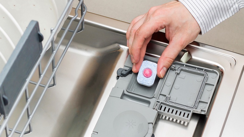 Sådan rengør du din opvaskemaskine derhjemme: de bedste mekaniske og kemiske måder