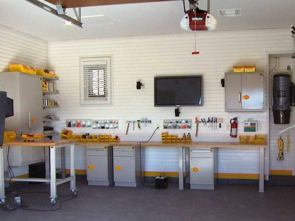 DIY arbejdsbord i garagen: monteringsvejledning derhjemme