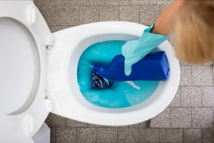 Sådan rengøres toilettet fra skalaen: effektive kemiske og folkemæssige retsmidler