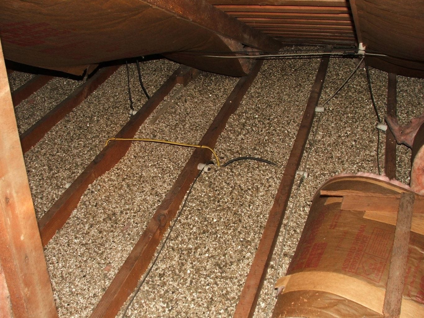 So isolieren Sie die Decke von der Seite des Dachbodens in einem Privathaus: Um einen kalten Dachboden besser zu isolieren und wie dick das Material sein sollte, besteht die Möglichkeit, mit Mineralwolle zu polstern