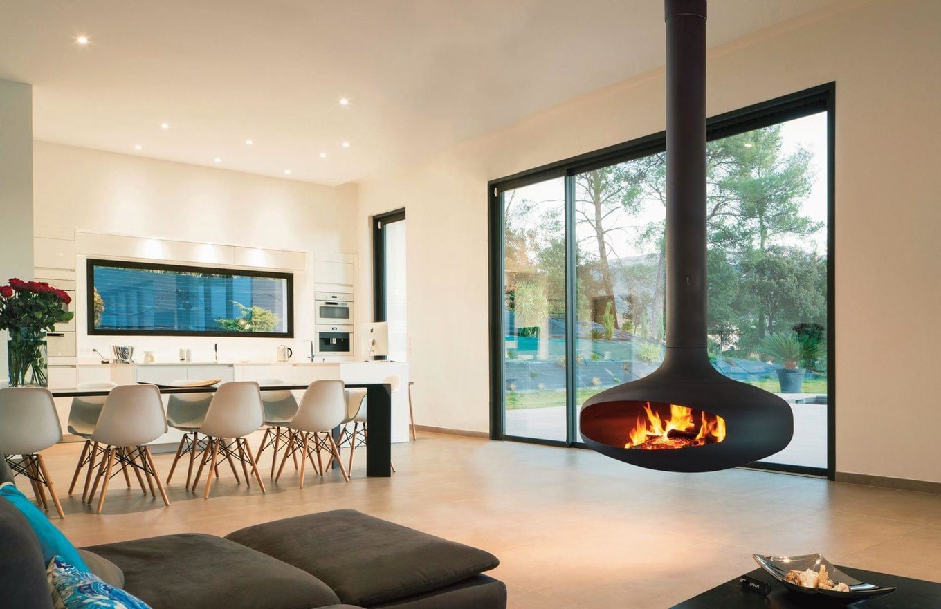 Hängende Kamine für ein Landhaus als ideale Möglichkeit, ein gemütliches Interieur zu schaffen