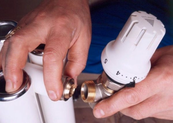 So schließen Sie ein Thermostat zum Heizen von Batterien an und stellen es richtig ein