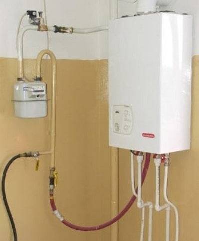 Verlegen einer Gasleitung in einem Gehäuse durch eine Wand: die Besonderheiten des Geräts zum Einführen der Gasleitung in das Haus