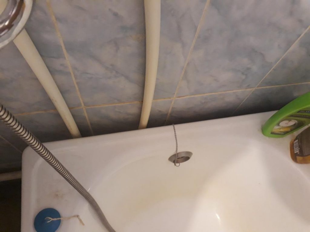 So schließen Sie die Lücke zwischen Badezimmer und Wand mit Ihren eigenen Händen