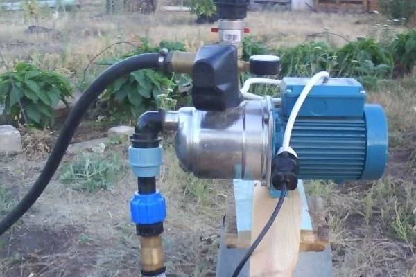 Installation einer Oberflächenpumpe für eine Sommerresidenz: Regeln für Anschluss und Betrieb