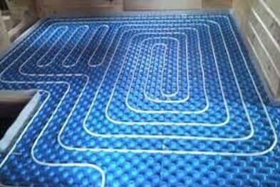 Auswahl und Installation eines wasserbeheizten Fußbodens unter Linoleum
