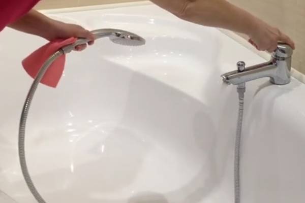 So waschen und reinigen Sie eine Acrylbadewanne: Badewanne zu Hause reinigen
