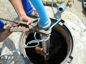 Installation af en pumpe i en brønd: teknologi til selvmontering og udskiftning i tilfælde af reparation