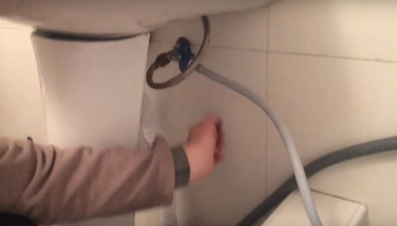 Sådan tilslutter du en vaskemaskine selv: trin for trin installationsvejledning