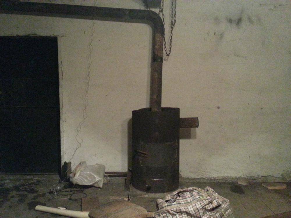 "Dickbauchofen" in der Garage (60 Fotos): Wie man mit eigenen Händen einen Holzofen baut, wie man einen Schornstein richtig installiert