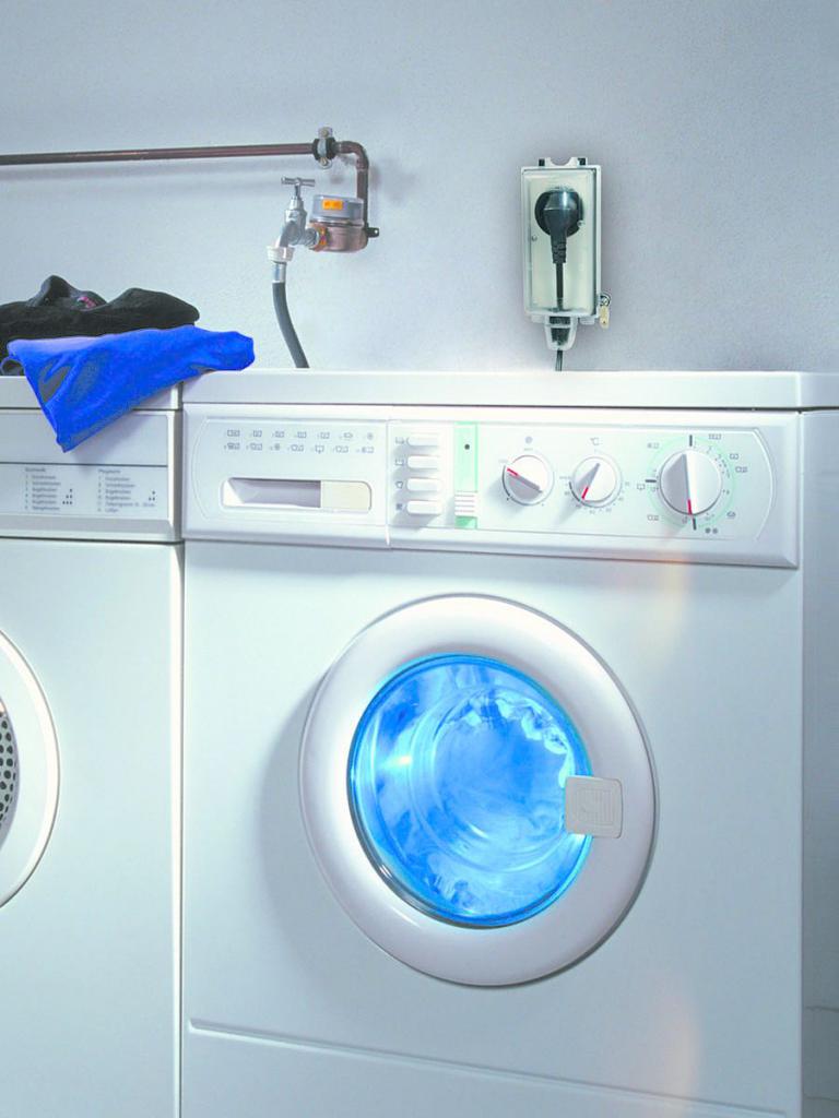 Feuchtigkeitsgeschützter Auslass: Installationshöhe vom Boden für eine eingebaute oder geschlossene Waschmaschine, gesetzliche Anforderungen hinter einem Schrank und in der Nähe eines Spiegels