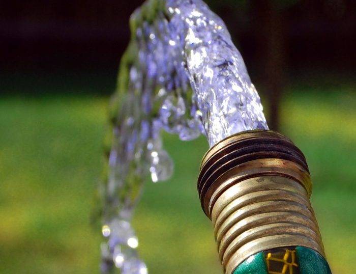 Wie finde ich Wasser auf dem Gelände für den Brunnen?