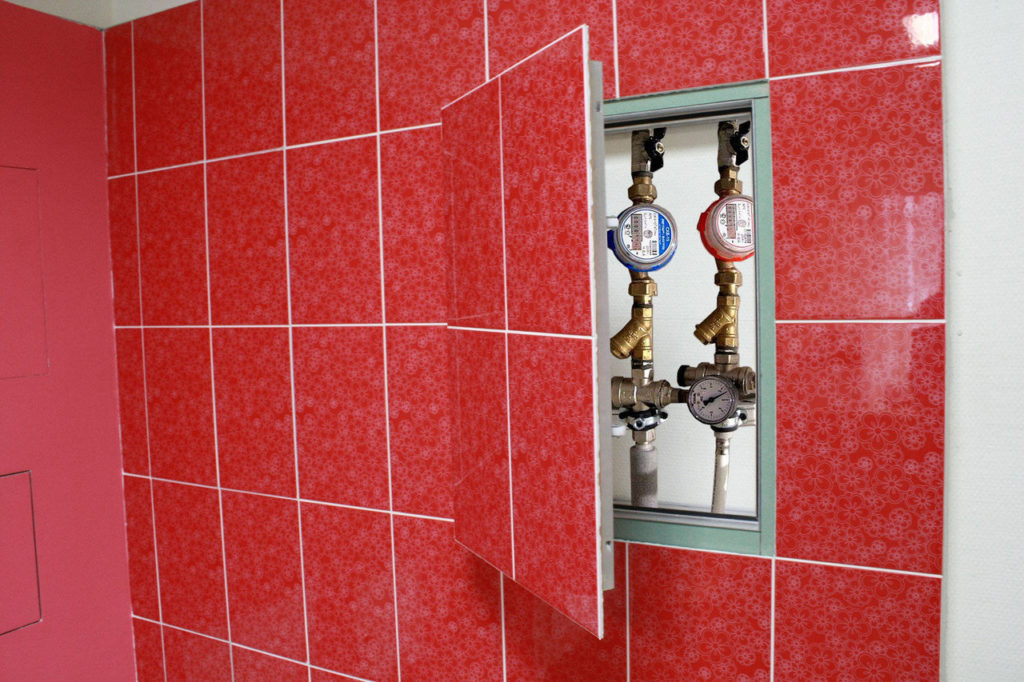 Do-it-yourself-Installation einer Inspektionsluke unter einer Fliese