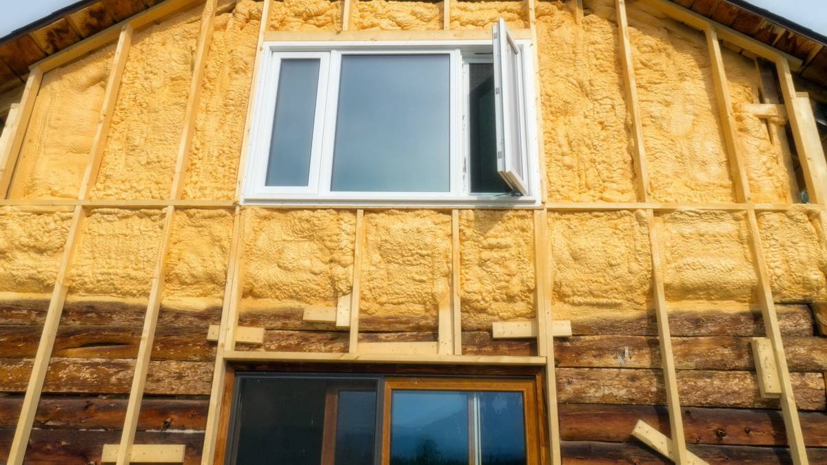 Wie man ein Landhaus ummantelt? 34 Fotooptionen für die Außenverkleidung von Häusern, Merkmale der Außendekoration von Gartenhäusern auf dem Land