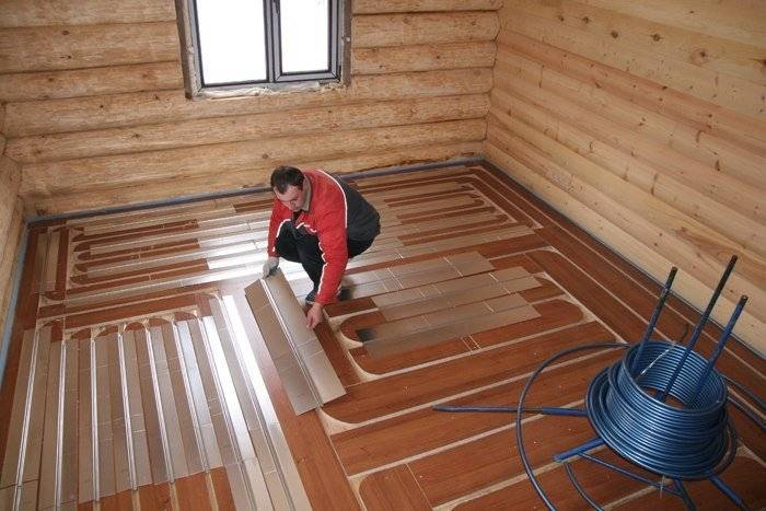 So machen Sie einen warmen Boden auf einem Holzboden in einem Privathaus - Geräteoptionen + Anleitung