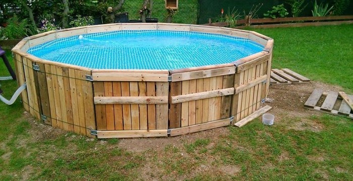 Installation eines Rahmenpools auf dem Land