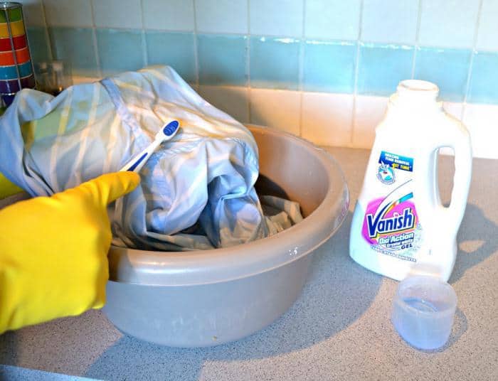 So entfernen Sie Blut: Wie entfernen Sie einen frischen und alten Fleck von den Wänden, einer Matratze, wischen Sie einen getrockneten und alten Fleck von einem Teppich, Kleidung, Sofa, Laken?