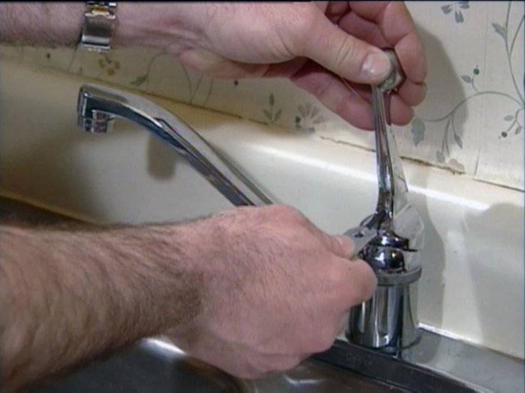 Was tun, wenn ein Wasserhahn undicht ist: Mögliche Ursachen einer Störung + typische Reparaturen