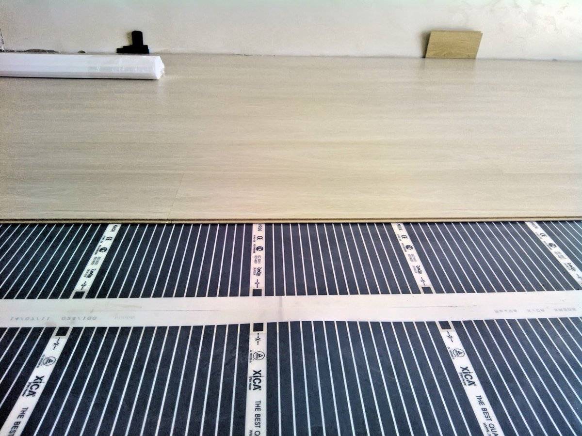 Welche Fußbodenheizung für ein Laminat wählen: besser Strom oder Wasser