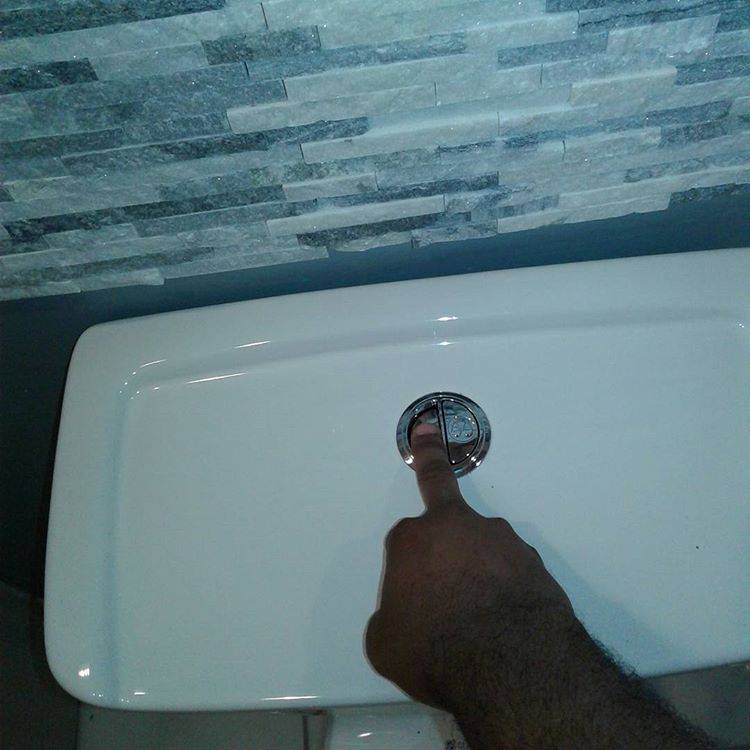 Reparatur des Toilettenspülkastens: Spült nicht, Wasser fließt, Tank läuft über, Leckage beim Spülen