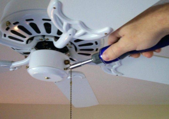 Falscher Deckenventilator: Merkmale der Auswahl und Feinheiten der Selbstinstallation