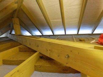 So isolieren Sie die Decke des Hauses von der Seite des Dachbodens
