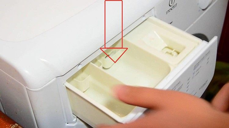 Wohin mit dem Pulver in die Waschmaschine und wie viel Pulver einfüllen: ein Gleichgewicht zwischen Effizienz und Einsparungen