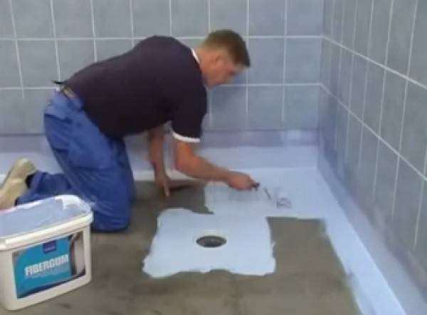 Beschichtungsabdichtung für ein Badezimmer unter einer Fliese
