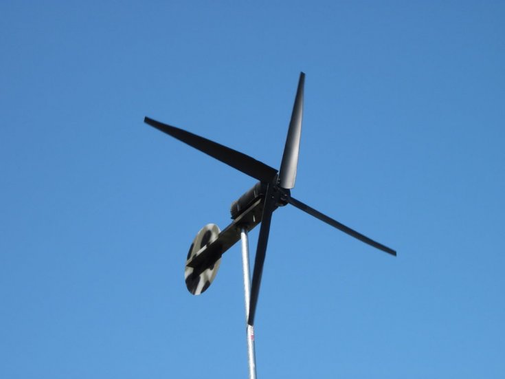So bauen Sie einen Windgenerator mit Ihren eigenen Händen: Ein Überblick über die Montagetechnik von 2 verschiedenen Designs