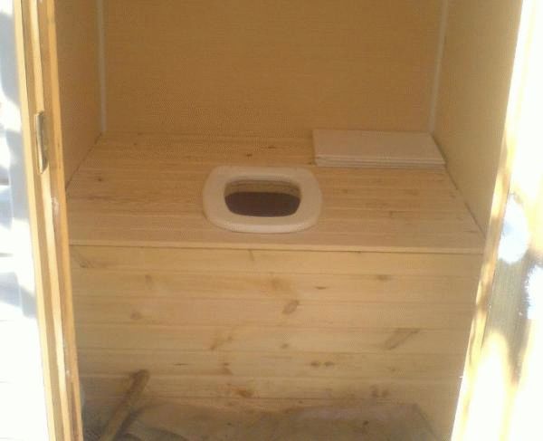 So bauen und installieren Sie eine Toilette für eine freistehende Landtoilette