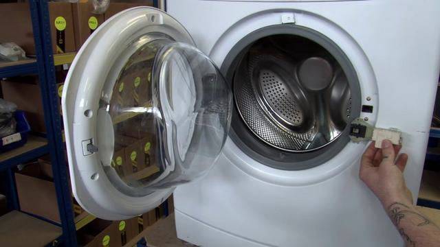 Wie öffne ich die Tür der Hotpoint-Ariston-Waschmaschine? Warum öffnet sich die Tür nicht und wie entriegelt man sie nach dem Waschen?