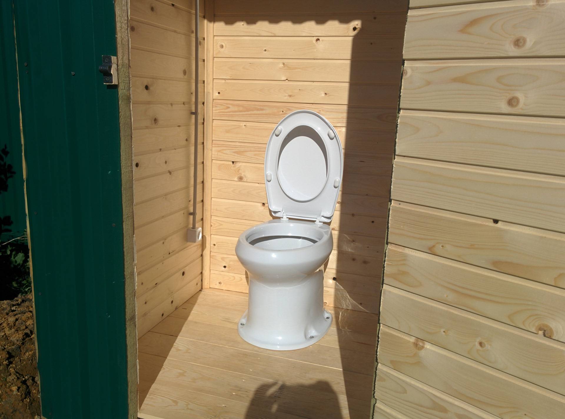 Landhaus-Toilettenschüssel: Keramikdesign für eine Außentoilette, ein direktes Produkt für die Abgabe an eine Senkgrube, eine Gartentoilettenschüssel der Marke Oskolskaya Keramika